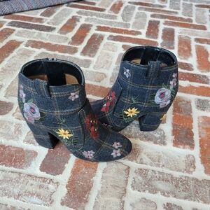 Indigo Rd. Embroidered Flannel Boots size 6